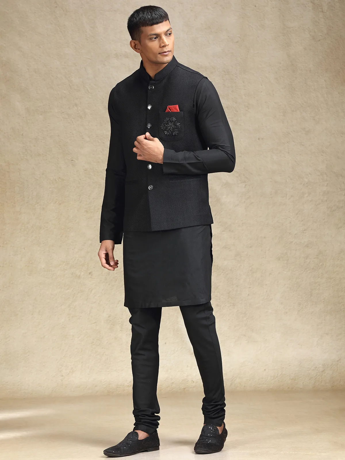 Black waistcoat set with delicate embroidery