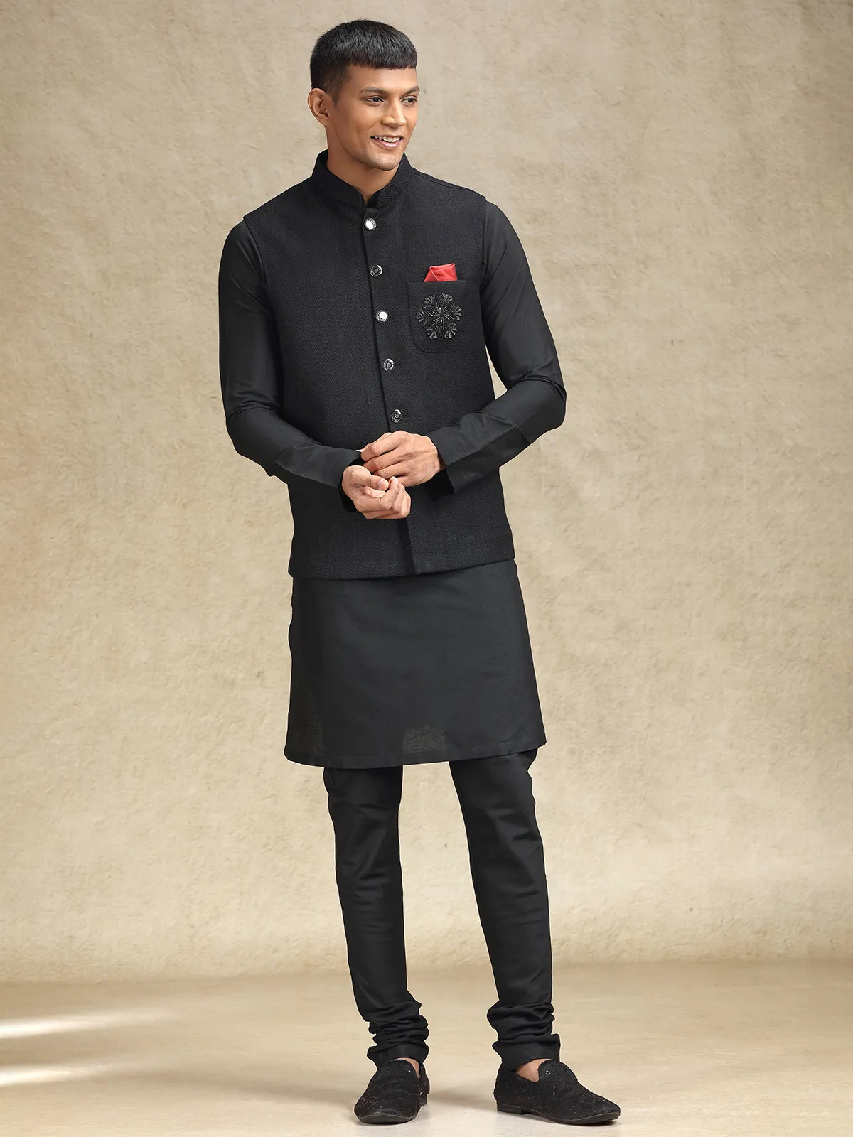 Black waistcoat set with delicate embroidery