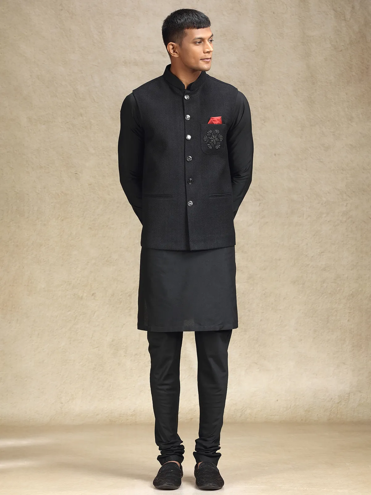 Black waistcoat set with delicate embroidery