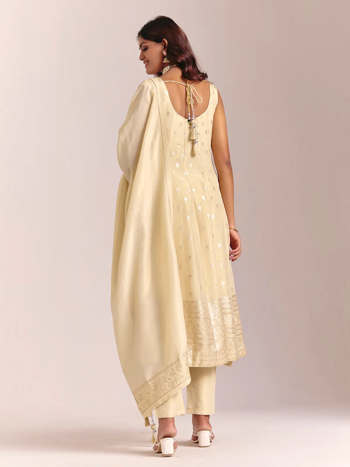 Cream silk sleeveless salwarsuit with dupatta