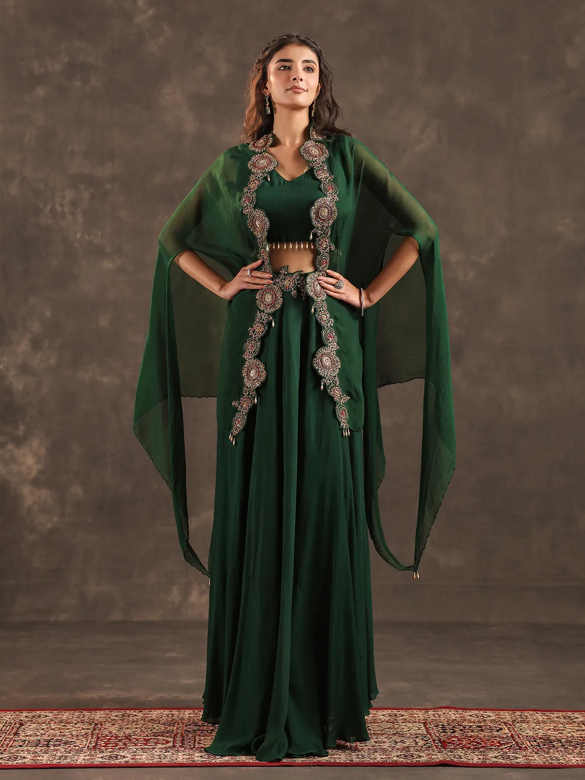 Elegant green viscose crepe palazzo suit with designer shrug