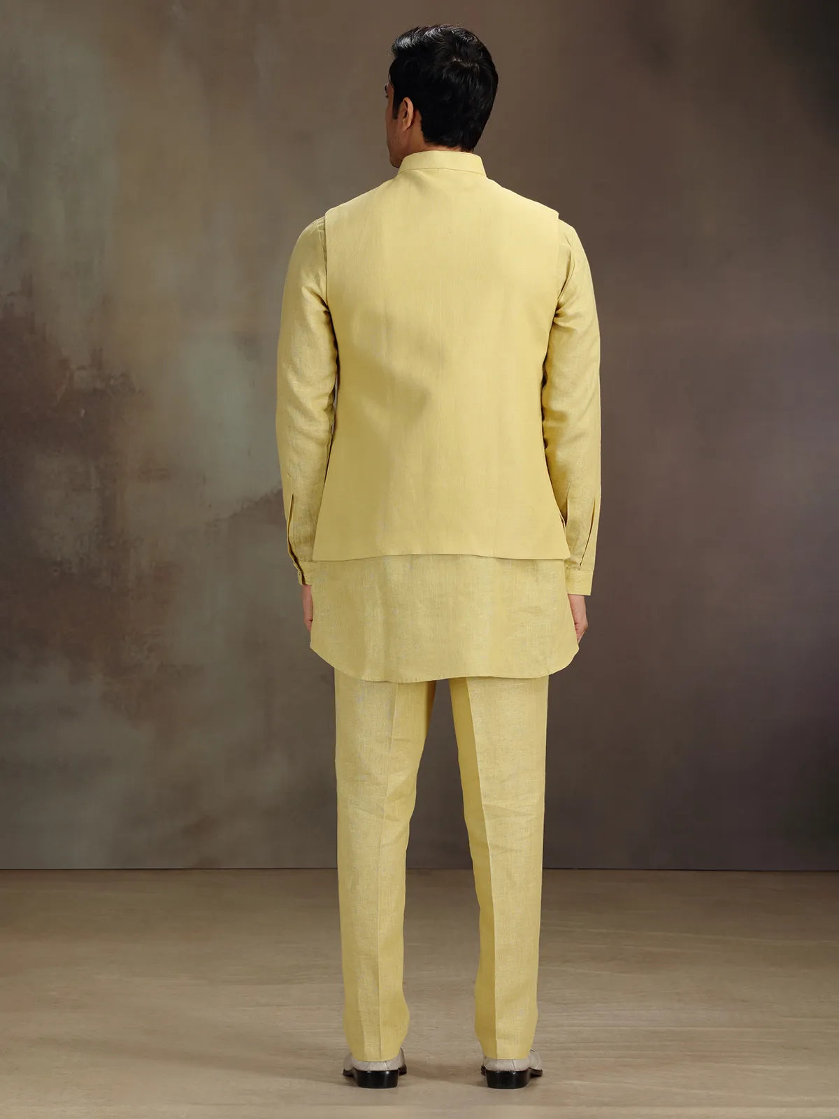 Light yellow waistcoat set for men in linen
