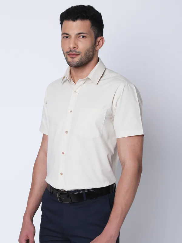 Oxemberg Men Regular Fit Solid Shirt