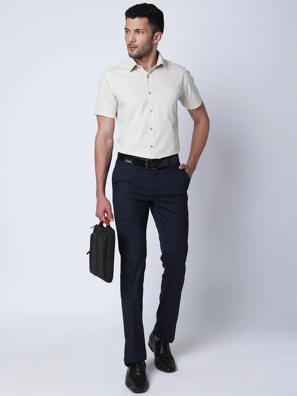 Oxemberg Men Regular Fit Solid Shirt