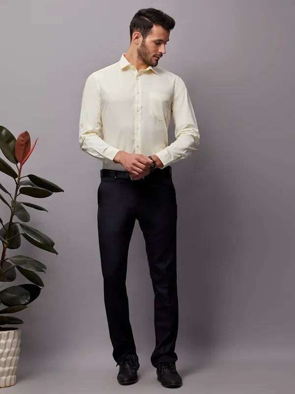 Inspiro Men Comfort Fit Solid Formal Shirt