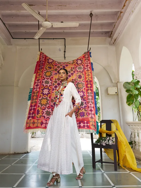 Amazing white silk palazzo suit