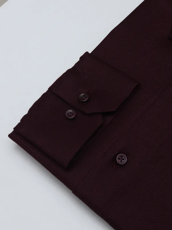 Avega maroon cutaway collar shirt