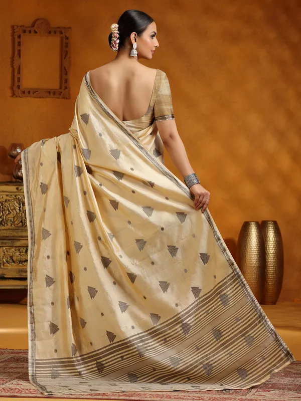 Beige silk saree with beautiful motif