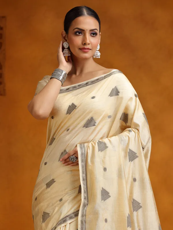 Beige silk saree with beautiful motif