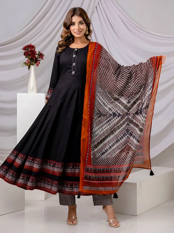 Black cotton silk set with round neckline and print