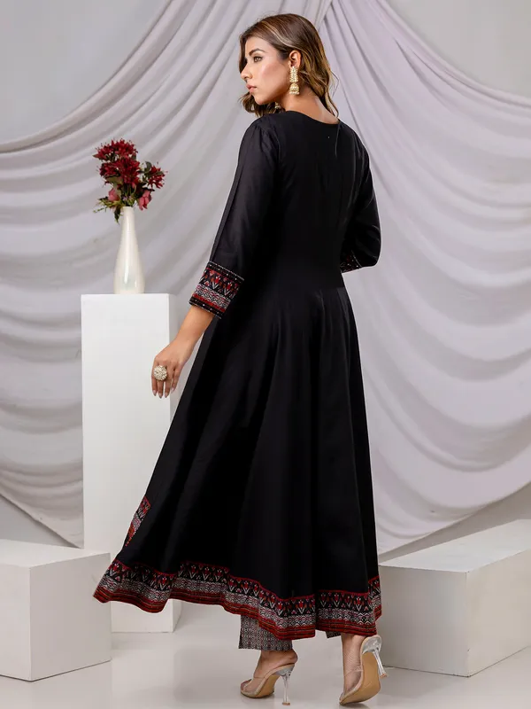 Black cotton silk set with round neckline and print