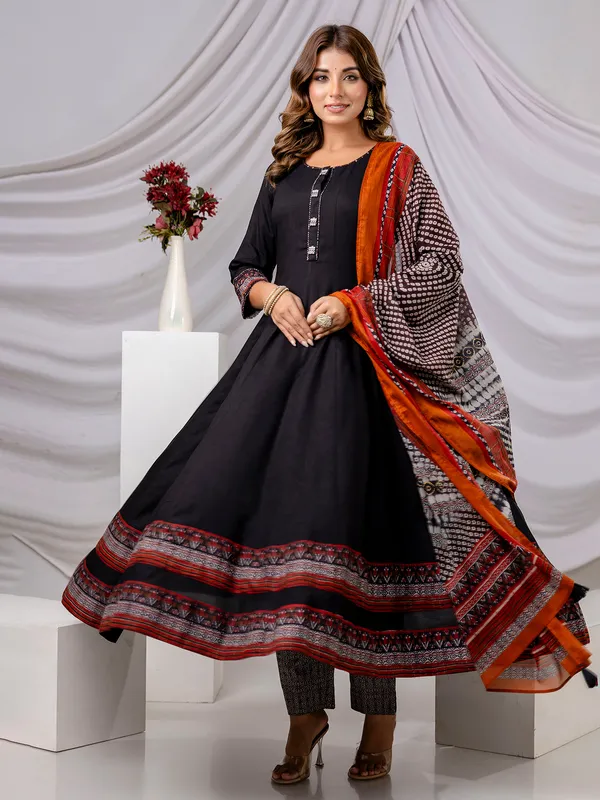 Black cotton silk set with round neckline and print