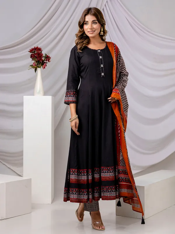 Black cotton silk set with round neckline and print
