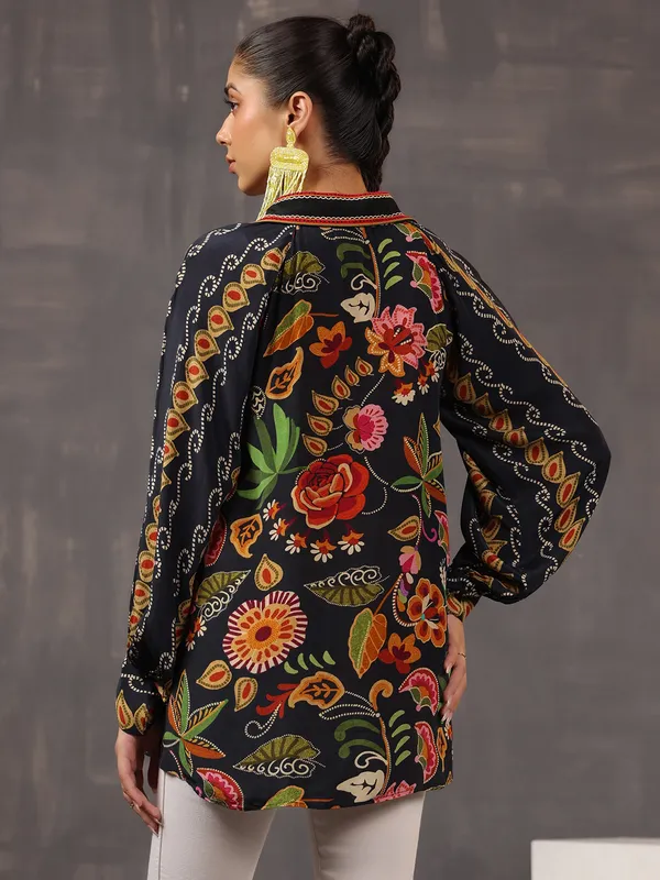 Black cotton top with chic printed
