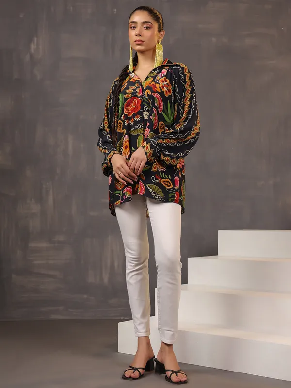 Black cotton top with chic printed