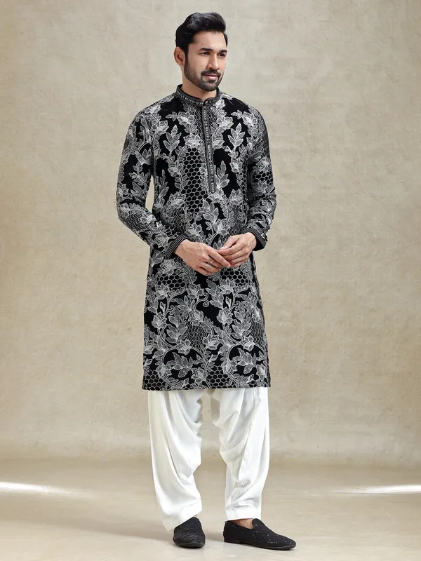 Black festive charm kurta set in flower embroidery theme