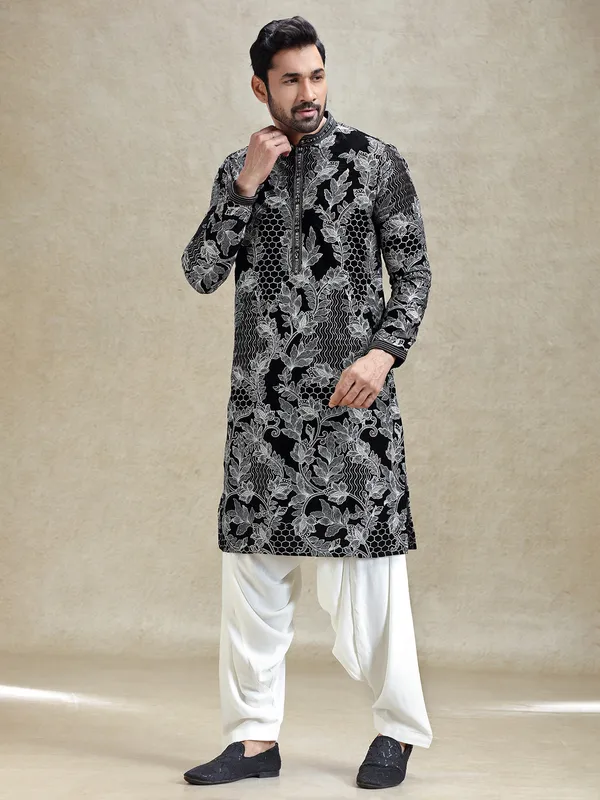 Black festive charm kurta set in flower embroidery theme