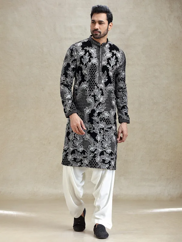 Black festive charm kurta set in flower embroidery theme