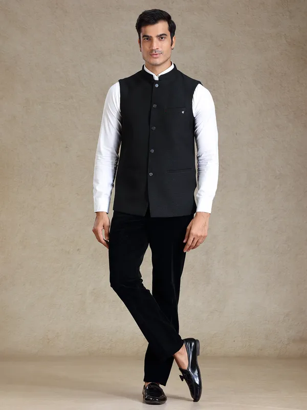 Black jute fabricated waistcoat for men