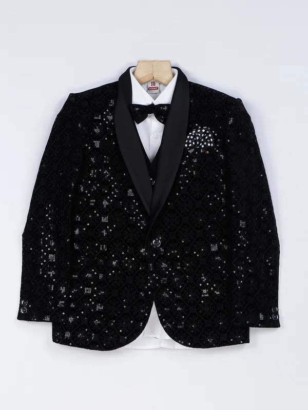 Black one buttoned velvet coat suit