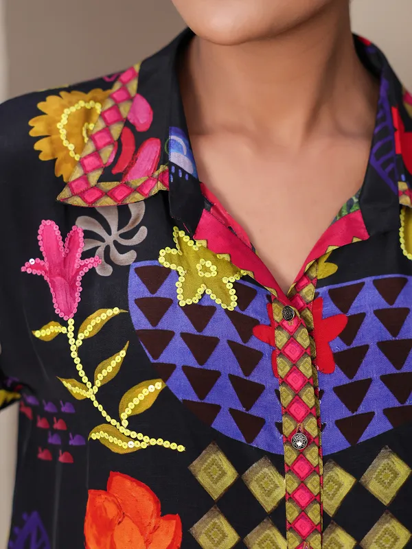 Black printed crpe top