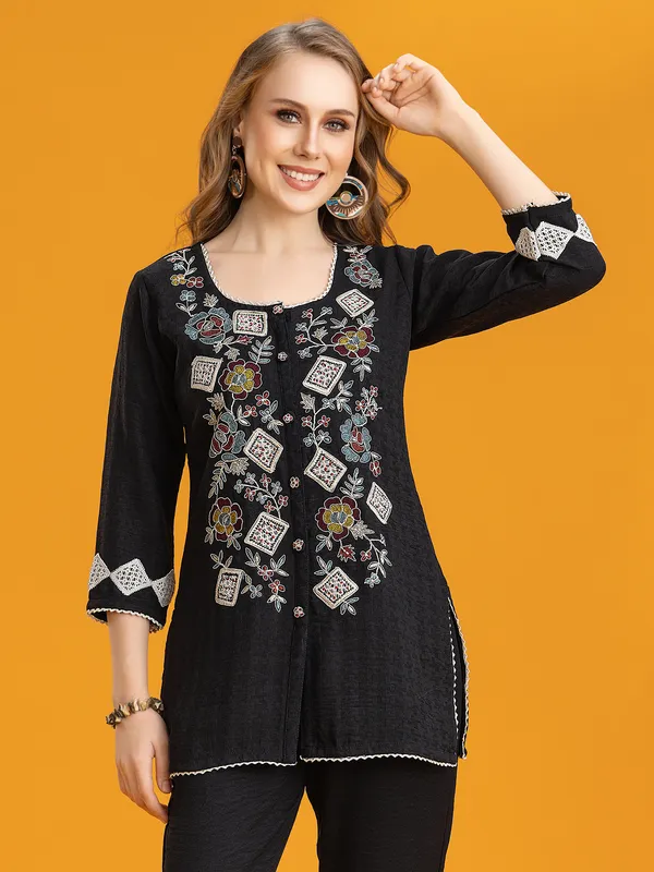 Black silk embroidered thread round collar pant set