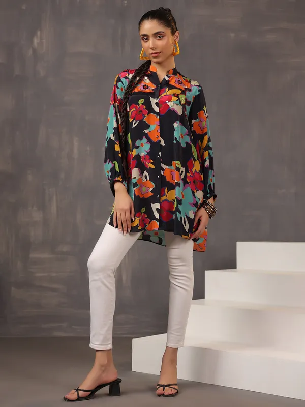 Black silk top with chic print