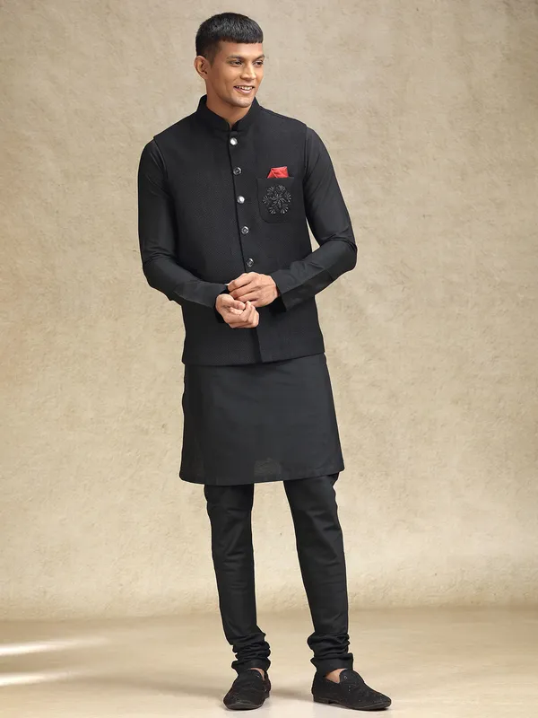 Black waistcoat set with delicate embroidery