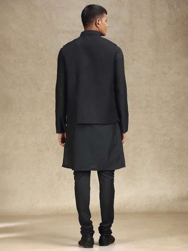 Black waistcoat set with delicate embroidery