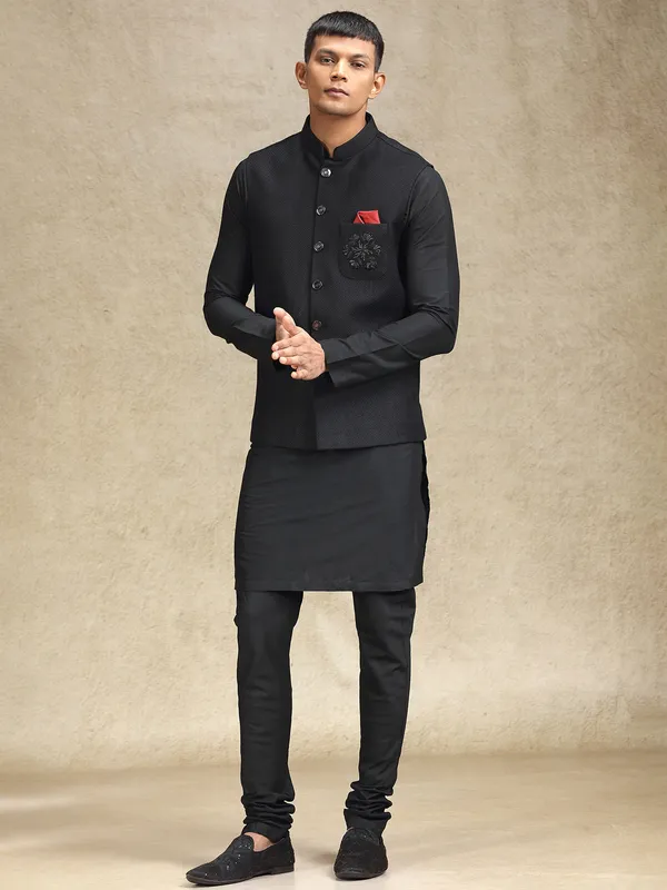 Black waistcoat set with delicate embroidery