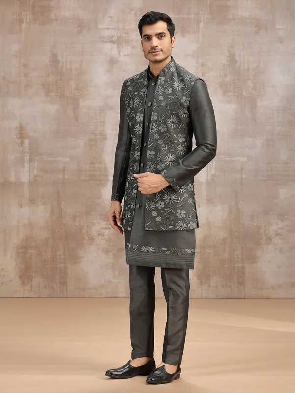 Charcoal grey silk waistcoat set with embroidery