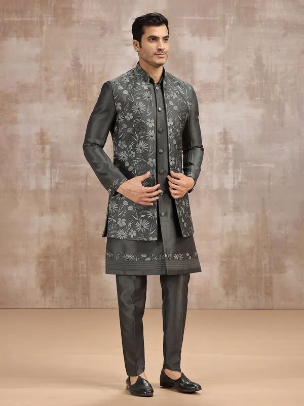 Charcoal grey silk waistcoat set with embroidery