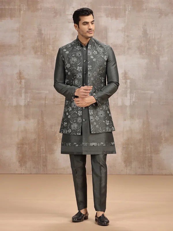 Charcoal grey silk waistcoat set with embroidery