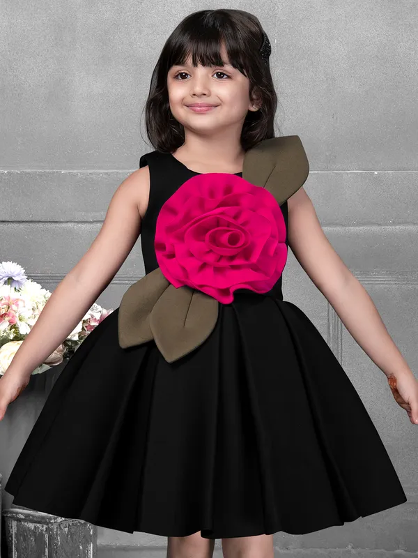 Chic black satin frock with sleeveless round neck