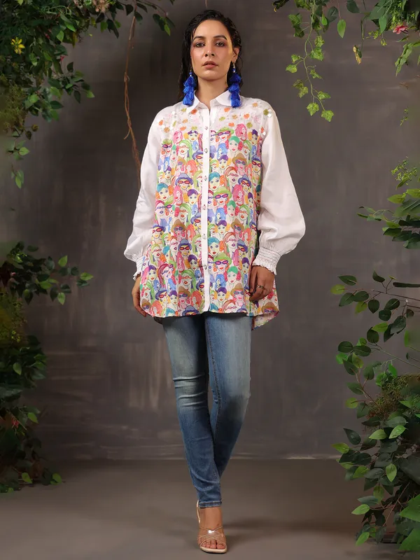 Chic white cotton top with print
