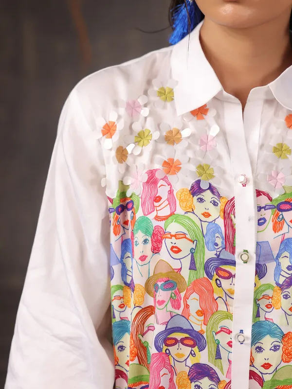 Chic white cotton top with print