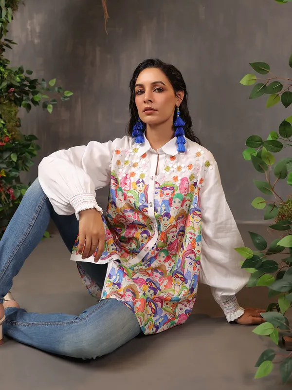 Chic white cotton top with print