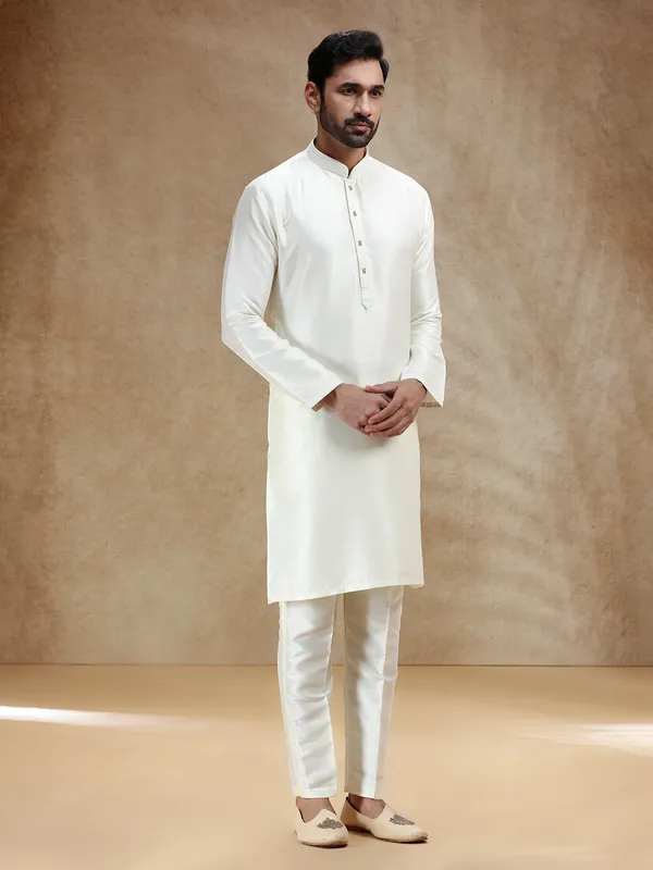 Cream men kurts pajama in cotton silk