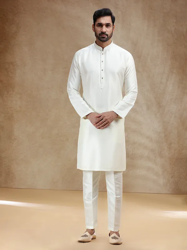 Cream men kurts pajama in cotton silk