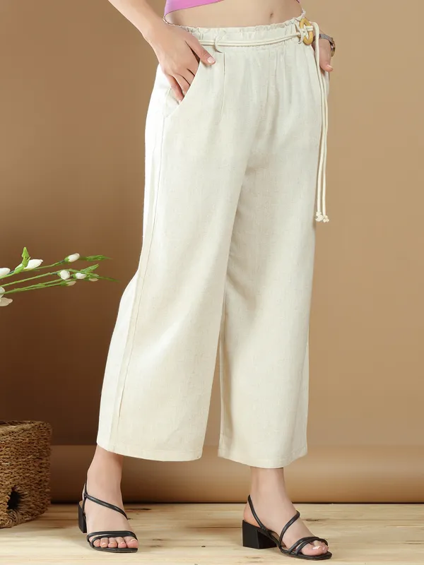 Cream palazzo pant in linen for casual look