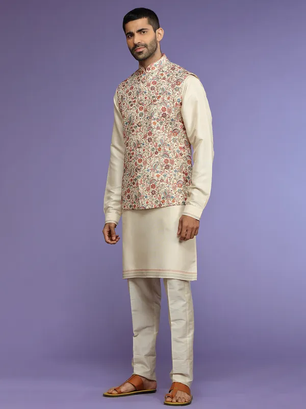 Cream silk waistcoat set with embroidery