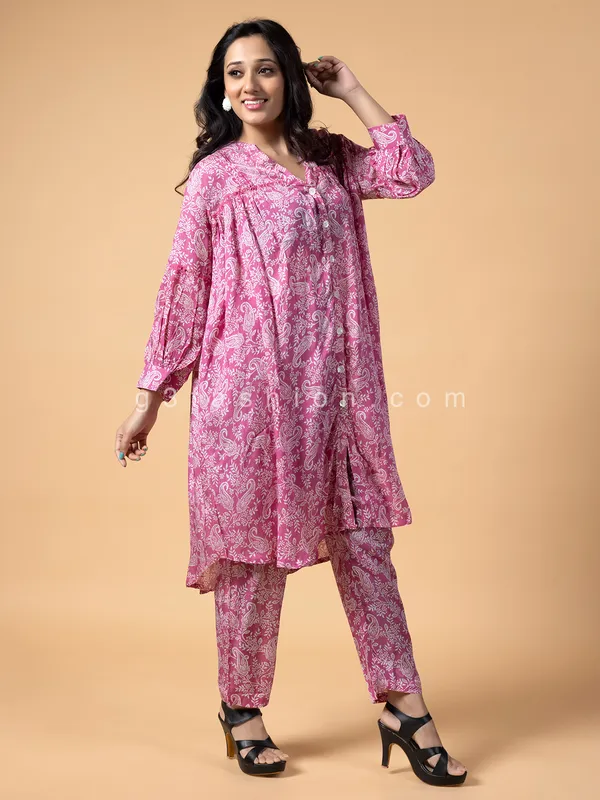 Crepe printed co ord set in pink
