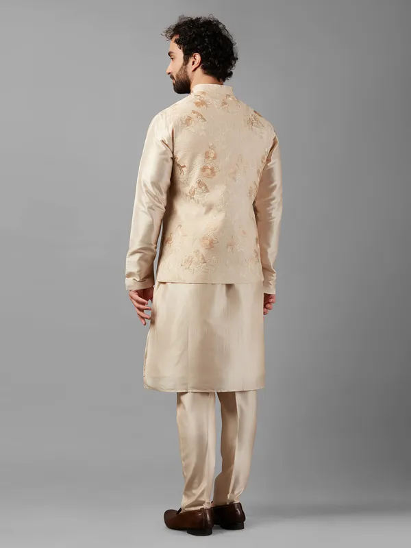 Dashing beige waistcoat set in silk