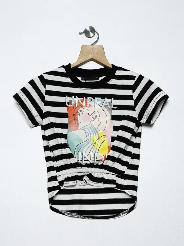 Deal black and white knitted top