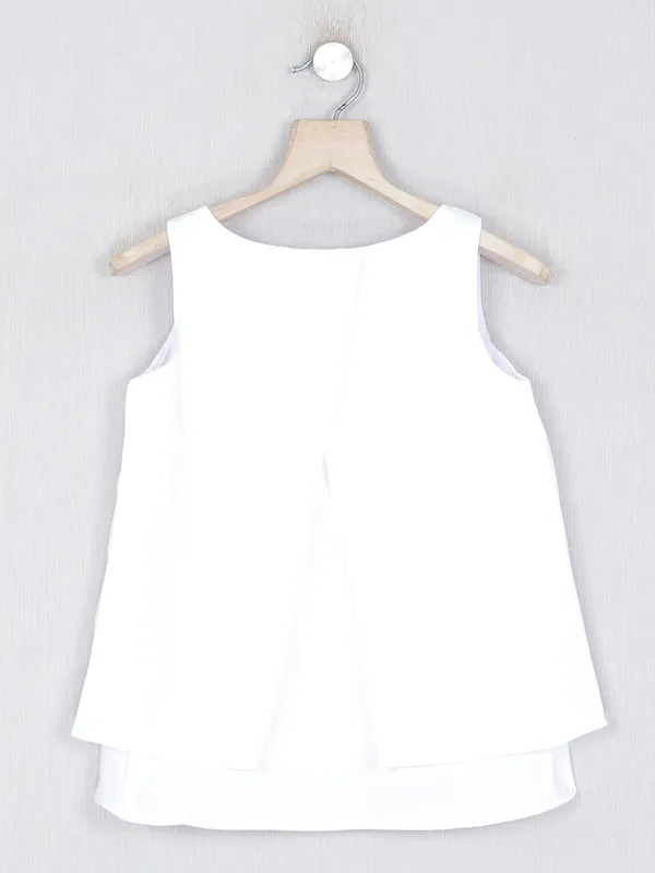 Deal printed white colored casual wear top in georgette