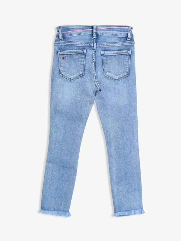 Deal washed and ripped blue jeans