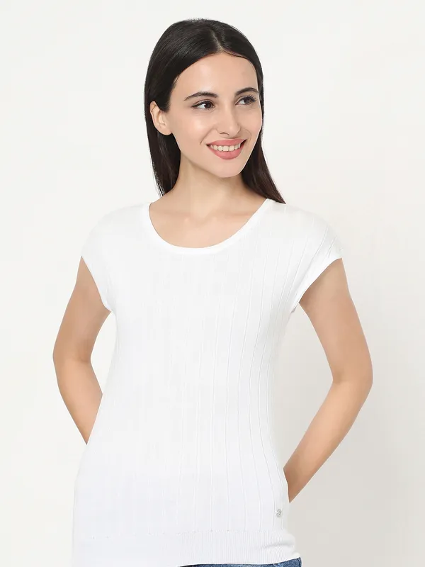Deal white kniited casual top