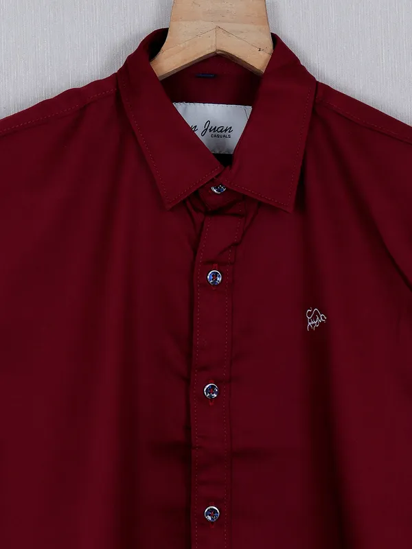 DNJS solid maroon pattern casual shirt