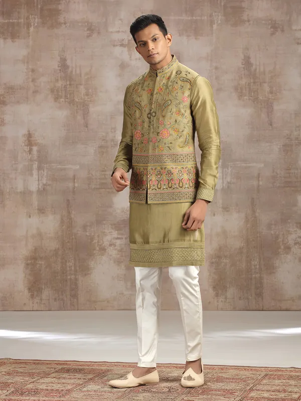 Earth green silk waistcoat set with embroidery