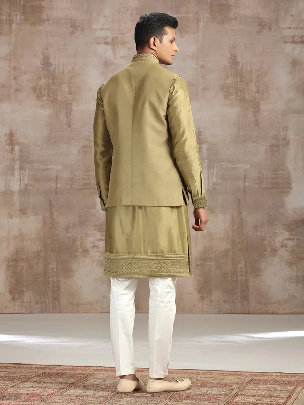 Earth green silk waistcoat set with embroidery